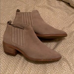 DOLCE VITA tan suede booties